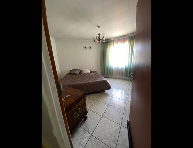 8 BEDROOM HOUSE FOR SALE IN BEDWORTH PARK